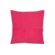 Coussin brodé de fleurs sur fond rose