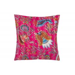 Coussin brodé de fleurs sur fond rose