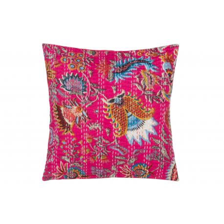 Coussin brodé de fleurs sur fond rose